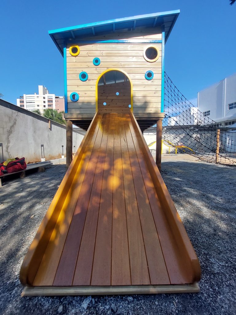 ESCORREGADOR PLAYGROUND