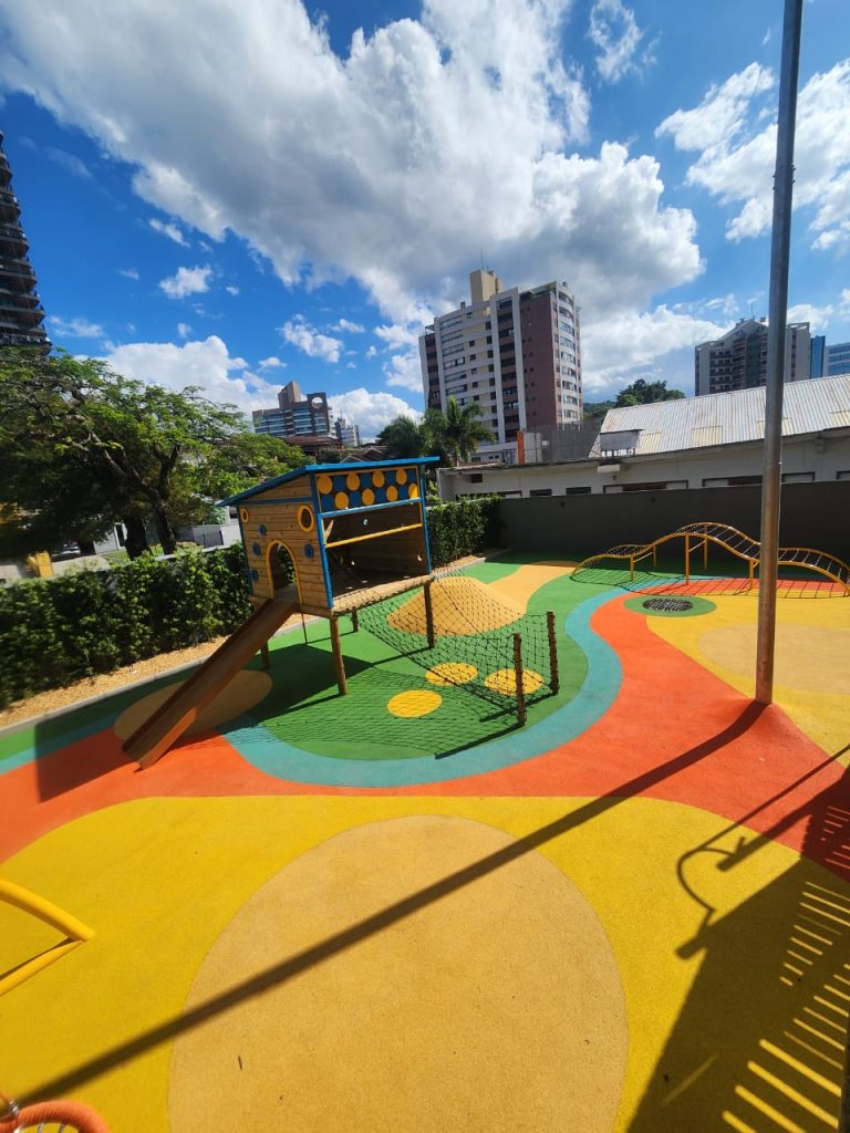 PLAYGROUND COM PISO EPDM